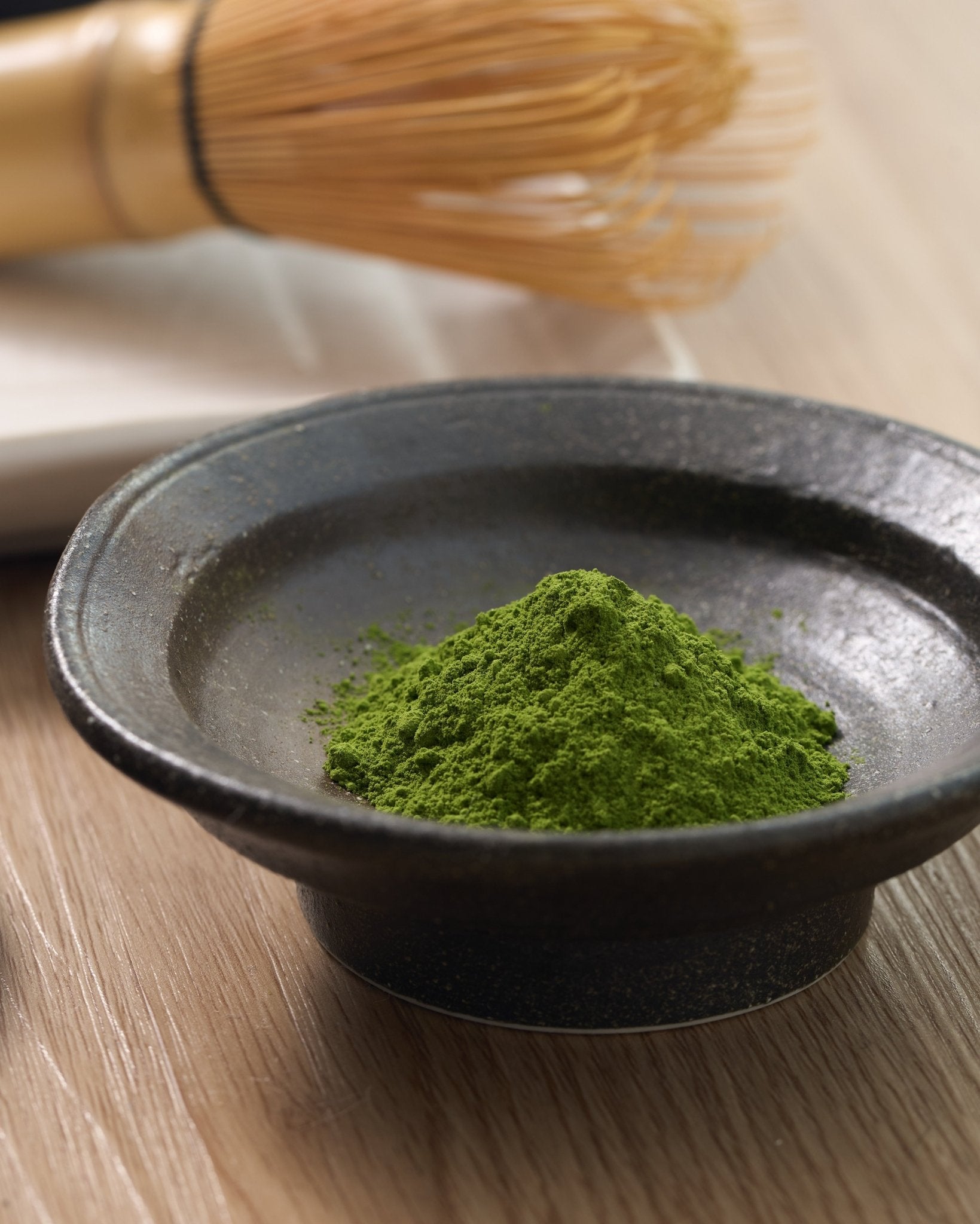 Coupelle remplie de poudre de matcha