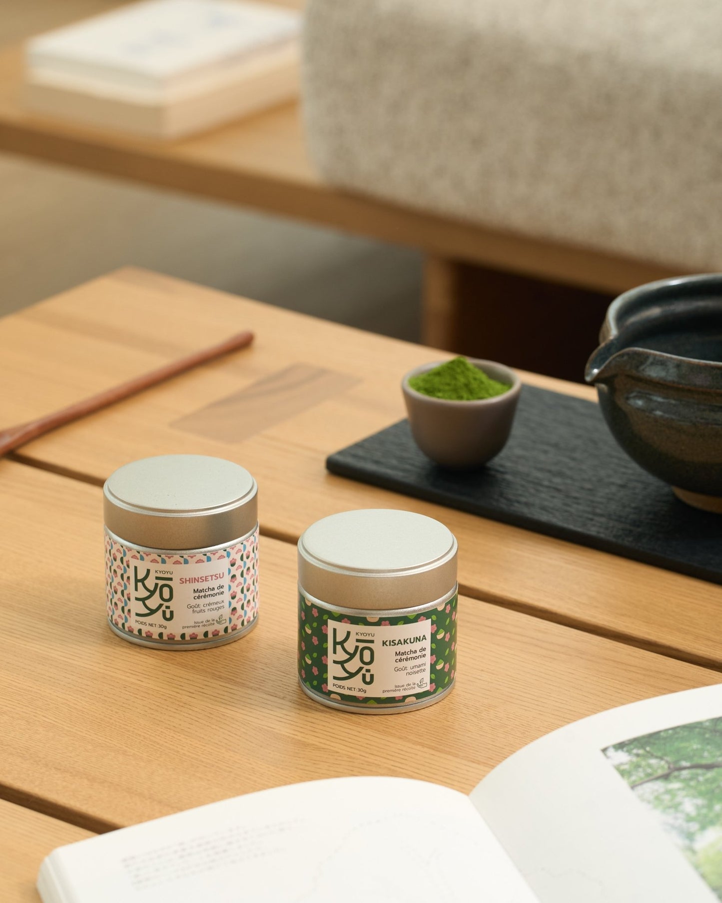 Nos matcha Shinsetsu et Kisakuna sont à l’honneur, présentés sur une table.